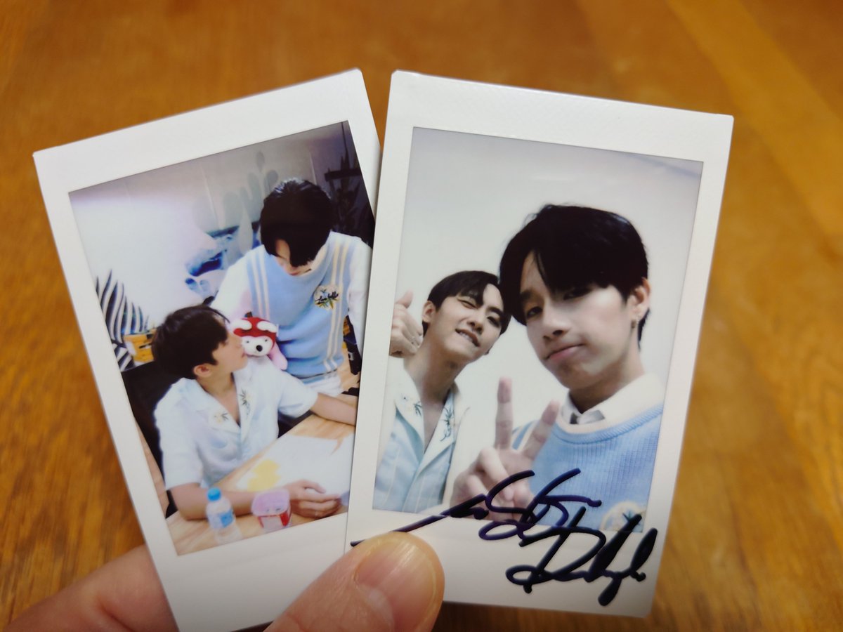 lingnarw's tweet photo. 遅くなったけど…『PromMark 1st Date Set』が届きました💗
PromMarkのサイン付き写真、めちゃめちゃ嬉しい😍😍😍
#PromMarkxYvesRocher
#PromMark1stDate
#พร้อมมาร์ค
#prompayy #MSIWAT https://t.co/CTMFfd1Sko