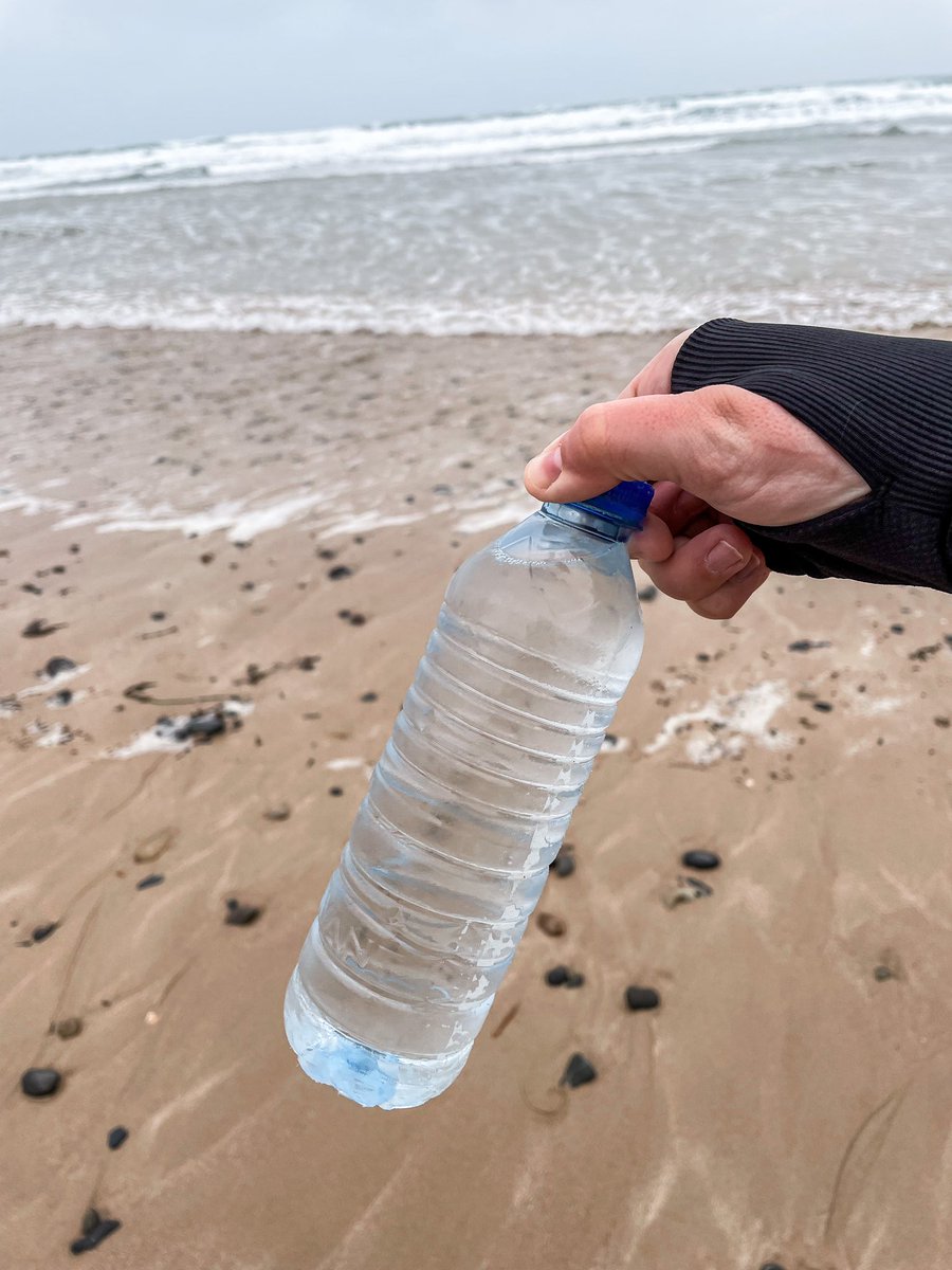 perrinesvy's tweet photo. Quand la balade matinale se transforme en nettoyage de plage… des centaines de bouteilles Avant 🇬🇧 sont sur les plages du Cotentin ! J’ai pu en ramasser quelques dizaines mais la quantité reste importante. Si vous passez par la. 🙌🏻 https://t.co/5LFIcCjGHk
