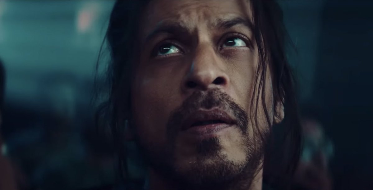 SRKUniverse's tweet photo. The temperature is soaring high, with the look of King Khan in the new Thums Up TVC. 
#ShahRukhKhan https://t.co/28c1jfImQq