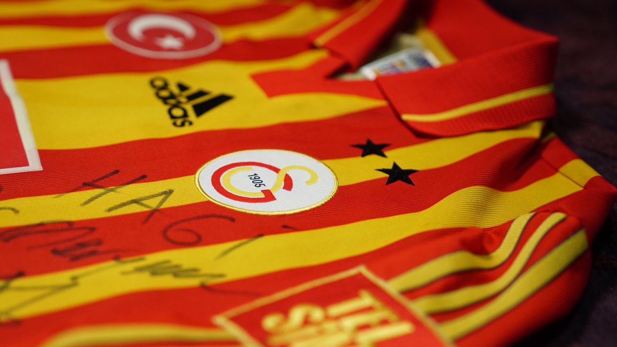 ajansspor's tweet photo. 💥 ÖZEL | Galatasaray'ın unutulmaz futbolcusu Hagi'nin formasına sahip olan koleksiyoncu Doğukan Yegül, Rumen efsanenin forması için yapılan otomobil ve 10 bin Euro'luk teklifi reddetti. Yegül'ün koleksiyonunda ayrıca 300 adet Adana Demirspor forması da yer alıyor. https://t.co/uUhmeVspsA