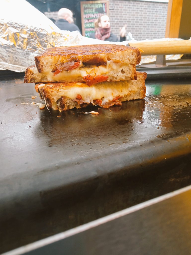 CamdenMarkets's tweet photo. Yummy Cheesy Goodness at #Leatherlane Market ๐ง
Our famous lunch market is open Monday-Friday, 7am-7pm (working hours are weather-dependent) ๐ด @HattonGDN @Nabma_Markets https://t.co/5lp1xNxcUe
