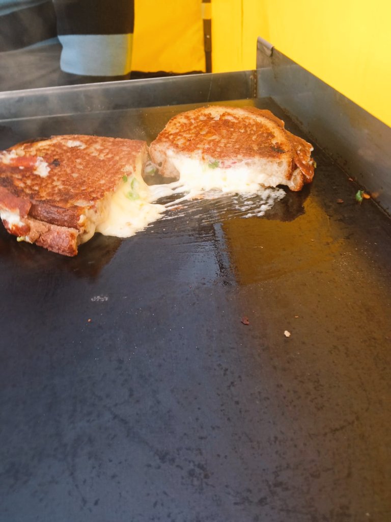CamdenMarkets's tweet photo. Yummy Cheesy Goodness at #Leatherlane Market ๐ง
Our famous lunch market is open Monday-Friday, 7am-7pm (working hours are weather-dependent) ๐ด @HattonGDN @Nabma_Markets https://t.co/5lp1xNxcUe
