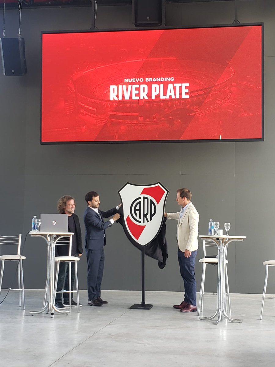 ¡RIVER TIENE NUEVO ESCUDO! 🙌⚪🔴⚪ ¿Te gusta? ¿Qué puntaje le ponés?