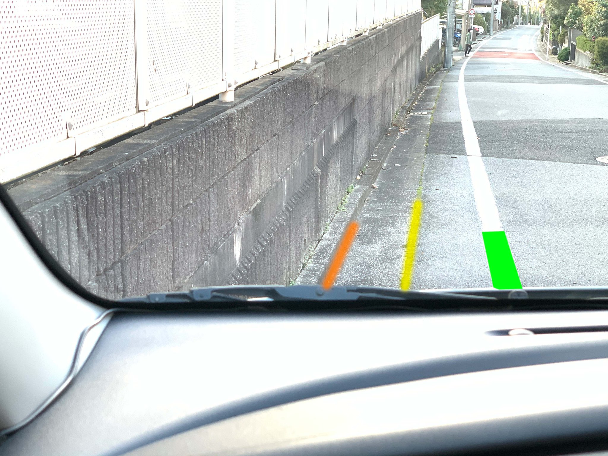 Twitter 上的 ペーパードライバー講習 モロッコ屋 千葉 車幅感覚の簡単な掴み方 写真の色付き線が目印です フロントガラス中央下部に色線を重ねる 車体左側が色線ギリギリになります サイドミラー分を考え目印を決めると走行しやすくなります また姿勢や体格