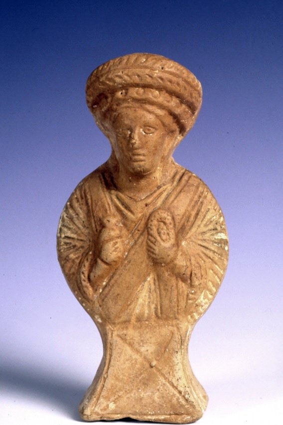 MuseoRomano's tweet photo. El día #22deFebrero se celebraba en la antigua Roma la '#Caristia'. Era una festividad familiar en la que se intercambiaban regalos, sobre todo aves, y celebraban un banquete en honor a los Lares 🫓En la imagen podéis ver una terracota del #MNAR, sosteniendo un ave y una torta 😍 https://t.co/6kti9oQpG6