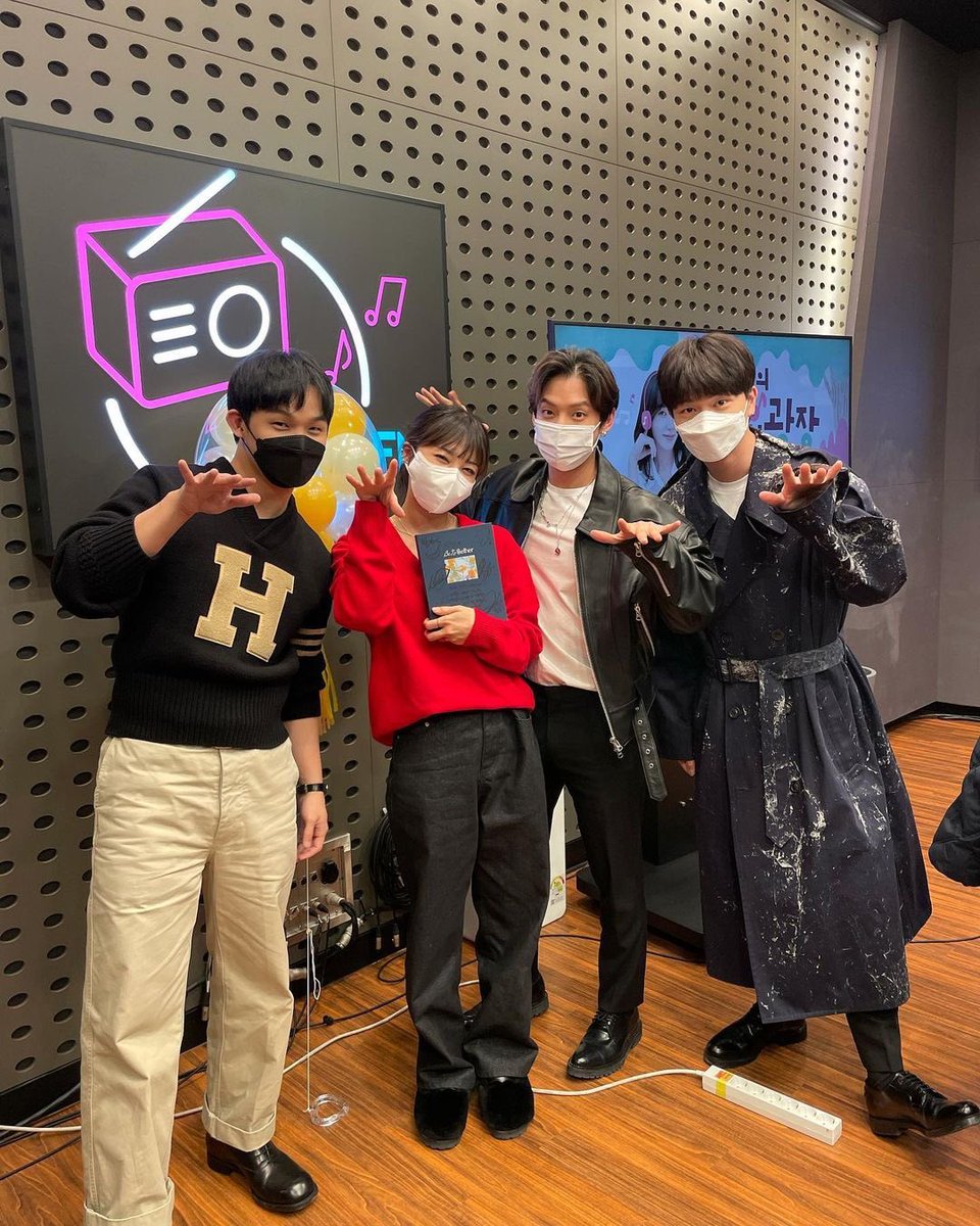 dreamwithapink's tweet photo. Apink and BTOB, the last girlgroup and boygroup who guested on Jung Eunji's Gayo Plaza before Eunji will leave as DJ. 🥺

#에이핑크 https://t.co/WCyqA6R7CC