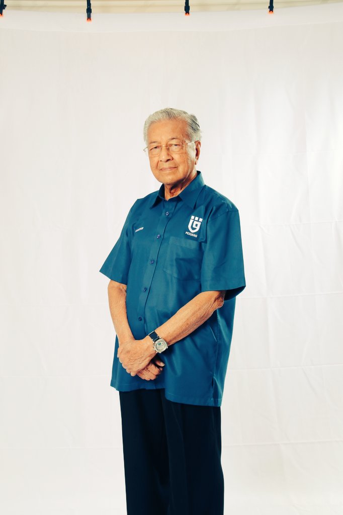Tun Dr. Mahathir bin Mohamad.
PM ke-4, PM ke-7. 
Tidak khianat mandat Rakyat.
Tidak pernah didakwa atau dihukum di Mahkamah.
Tidak kompromi atau MOU dengan Kerajaan gagal.
Bersih, cekap dan amanah.
Kekal berprinsip.
PENGERUSI PEJUANG.