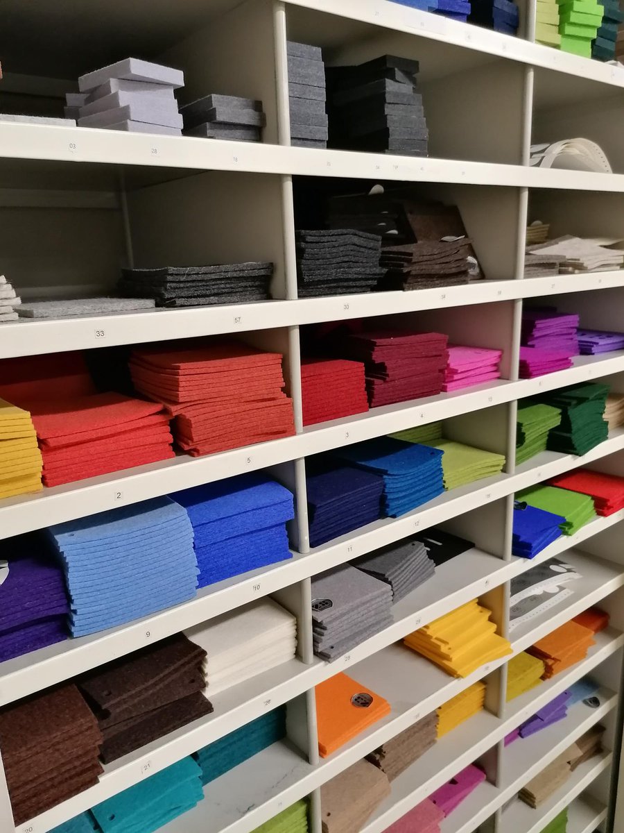 Druk bezig en daarnaast onze samplekast aanvullen. Heerlijk! Dus ben je op zoek naar designvilt? Vraag dan nu een sample aan! Wij hebben 100% #wolvilt, #PET-vilt en #polyestervilt in verschillende kleuren. #Eurofelt #Lampe