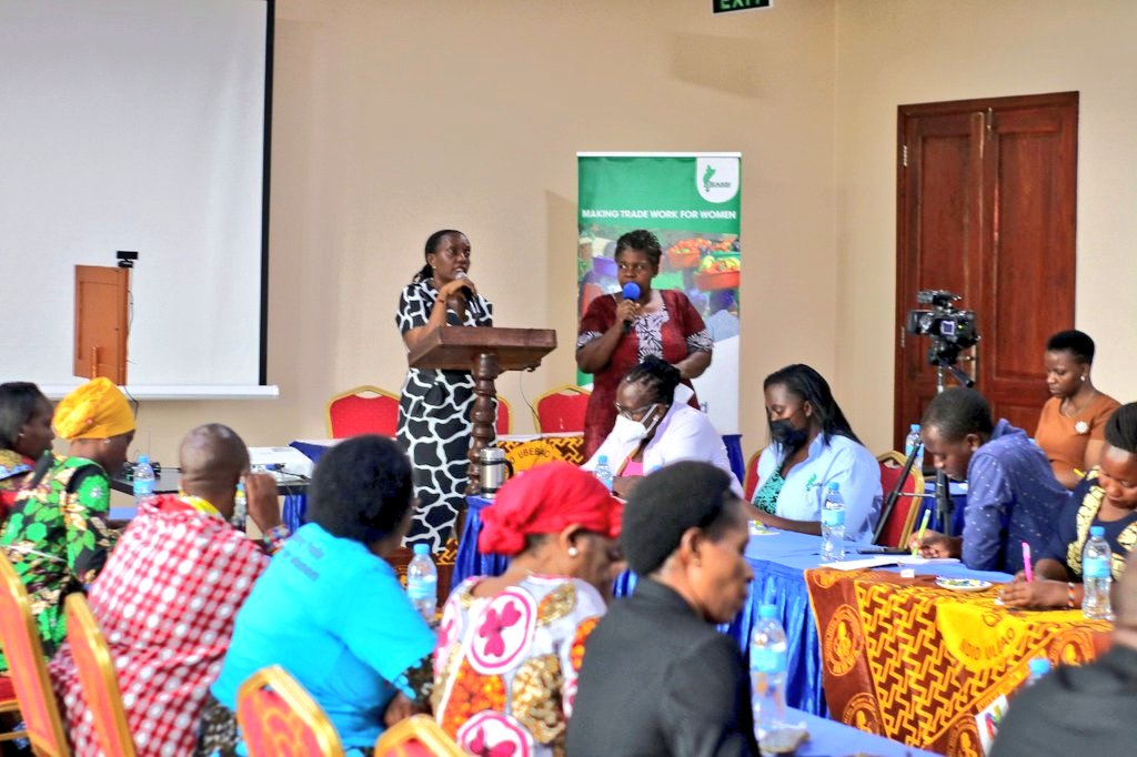 TAMWA_'s tweet photo. Feb 22, 2022 Dodoma, @TAMWA_ kwa kushirikiana na @eassigender wanaendesha mdahalo unaoshirikisha Wizara, Wabunge, Asasi Za Kiraia na Wafanyabiashara Wanawake unaolenga kuinua wanawake wanaofanya biashara mipakani na kuangalia namna ya kutatua changamato zao. #SaveWomensTrade https://t.co/6YG5dVr79E