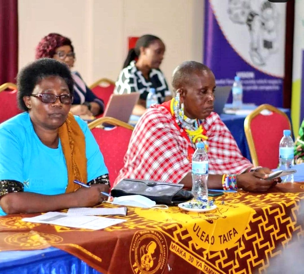 TAMWA_'s tweet photo. Feb 22, 2022 Dodoma, @TAMWA_ kwa kushirikiana na @eassigender wanaendesha mdahalo unaoshirikisha Wizara, Wabunge, Asasi Za Kiraia na Wafanyabiashara Wanawake unaolenga kuinua wanawake wanaofanya biashara mipakani na kuangalia namna ya kutatua changamato zao. #SaveWomensTrade https://t.co/6YG5dVr79E