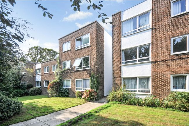 MurrayBirrellUK's tweet photo. #Chislehurst residents in @LBofBromley are angry about a planned #airspace development above them, claiming #lossoflight #lossofprivacy, general disturbance, congested #carparking and #lossofvalue.
https://t.co/WpVfmxY4Ud https://t.co/dXpNMX97nF