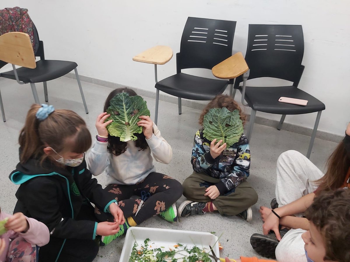 boscturull's tweet photo. Dissabte passat vam ser a la Marató contra el residu #verdinada22 de @lluisosdegracia
explicant el #compostatgecomunitari i mostrant la granja de cucs🪱🌱
Més d'una trentena de persones s'hi van apropar, quina gran jornada al voltant de la reducció i recuperació de residus!♻️ https://t.co/GRnycZv3gu
