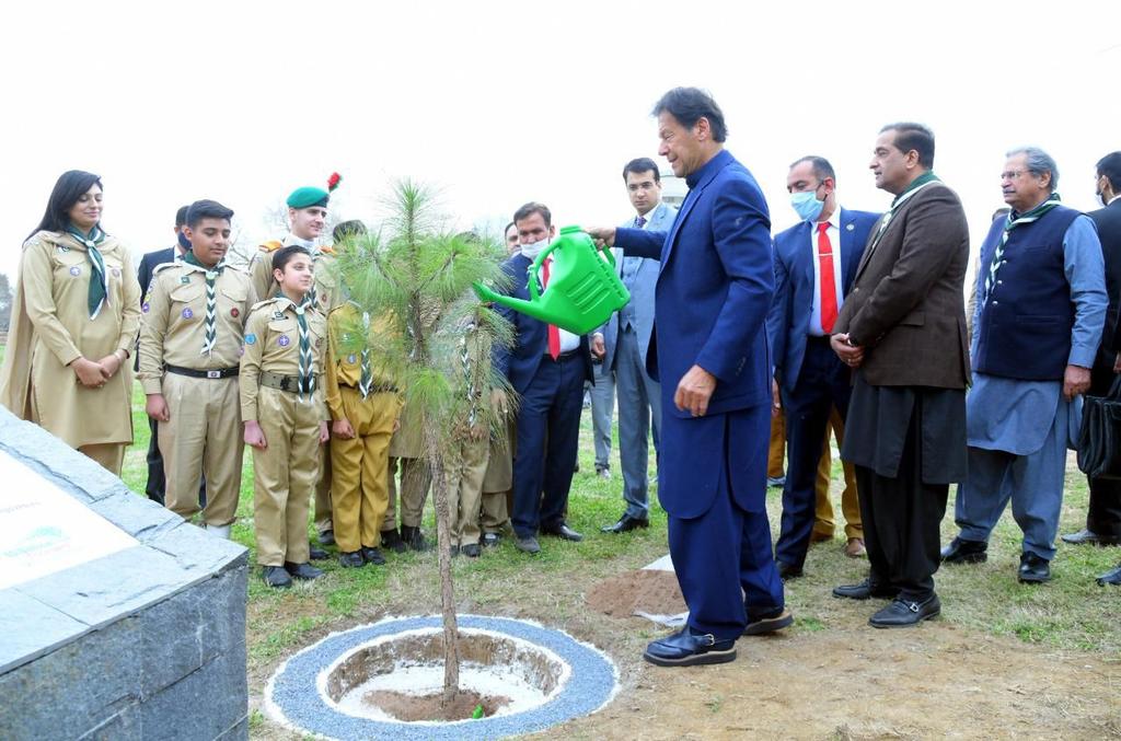ClimateChangePK's tweet image. Prime Minister Imran Khan inaugurated #SpringPlantation Campaign 2022 by planting a Chir Pine at Pakistan Boy Scouts Association Headquarters.