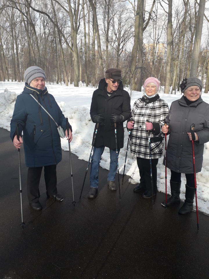 tgcson_2's tweet photo. Клуб "Палочки-выручалочки" в действии. Получатели социальных услуг регулярно занимаются северной ходьбой в парке им. П.П. Белоусова. Чистый воздух, анаэробные нагрузки, положительные эмоции - это ЗОЖ https://t.co/PJJ0CFYABA