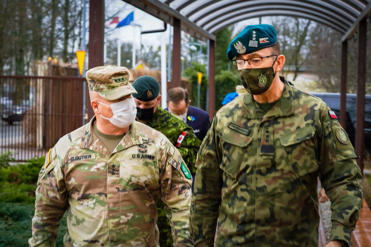 LANDCMD's tweet photo. POLAND’S STRENGTH IS NATO’S STRENGTH 🇵🇱

For the past week, our commander @USArmy LGEN Roger Cloutier 🇺🇸 traveled to Poland and met with key military leaders to discuss vigilance activities and Poland's important role in deterring aggression

#WeAreNATO 

@MON_GOV_PL https://t.co/6hKmnasGD6
