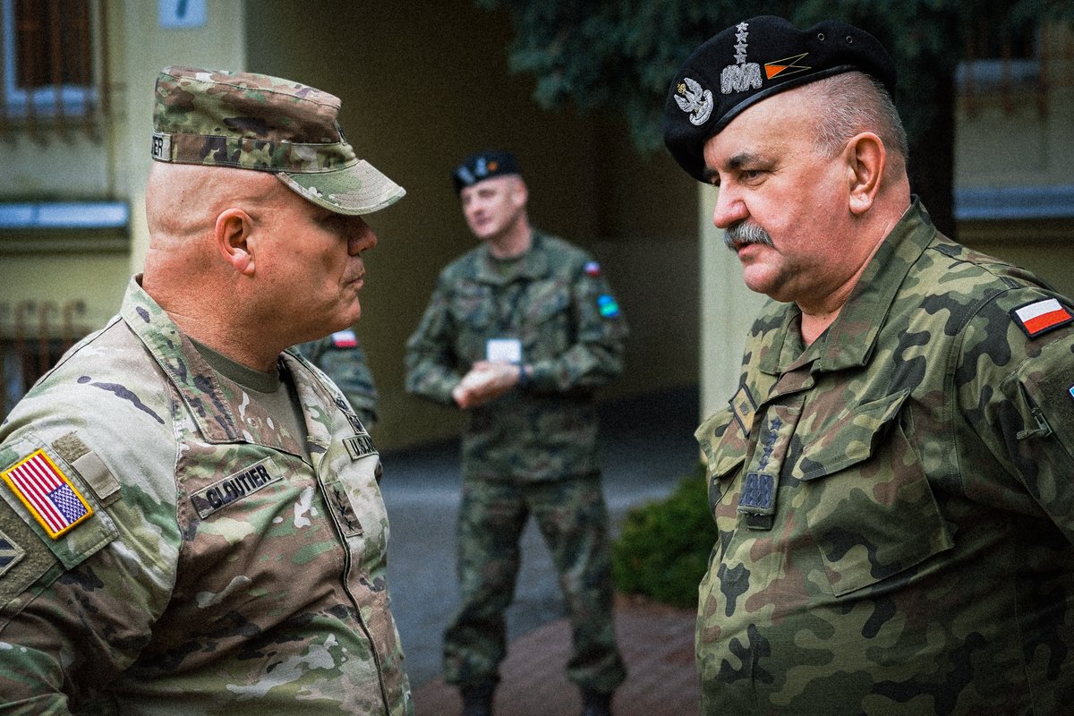 LANDCMD's tweet photo. POLAND’S STRENGTH IS NATO’S STRENGTH 🇵🇱

For the past week, our commander @USArmy LGEN Roger Cloutier 🇺🇸 traveled to Poland and met with key military leaders to discuss vigilance activities and Poland's important role in deterring aggression

#WeAreNATO 

@MON_GOV_PL https://t.co/6hKmnasGD6