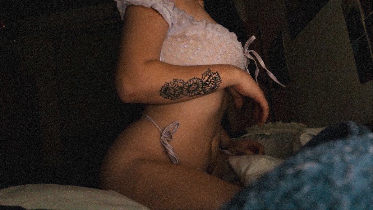 xxxclusivegem's tweet photo. eturning to nsfw twt ✨ 🤍

👁‍🗨hi my name is gem! currently reside in OR
👁‍🗨sw &amp; content creator 
👁‍🗨20! gemini 
👁‍🗨switch, leaning sub; pansexual
👁‍🗨kink heavy nymphomaniac 

links in bio !! ♊️
#findom #nsfw #nsfwtwt #paypig #sellingcontent #mutuals https://t.co/mxfg0iXUvF