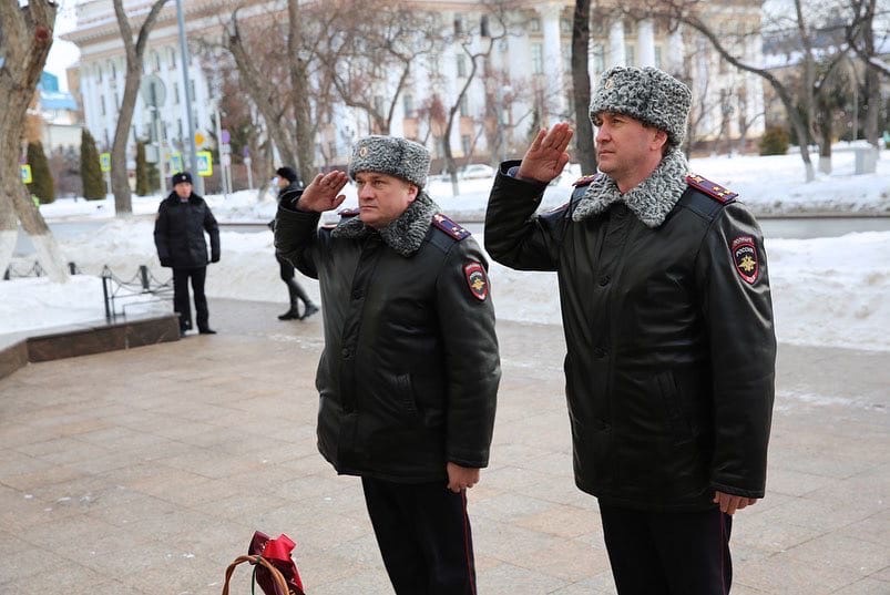 umvd72's tweet photo. В Преддверии Дня защитника Отечества руководители подразделений УМВД России по Тюменской области возложили цветы к Мемориалу памяти сотрудникам органов внутренних дел, погибшим при исполнении служебного долга. https://t.co/PcvSN3ebrp