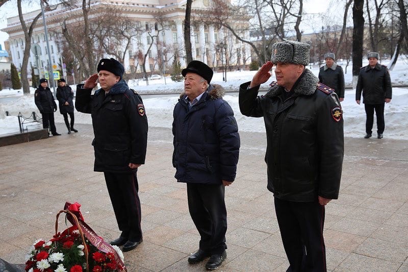 umvd72's tweet photo. В Преддверии Дня защитника Отечества руководители подразделений УМВД России по Тюменской области возложили цветы к Мемориалу памяти сотрудникам органов внутренних дел, погибшим при исполнении служебного долга. https://t.co/PcvSN3ebrp