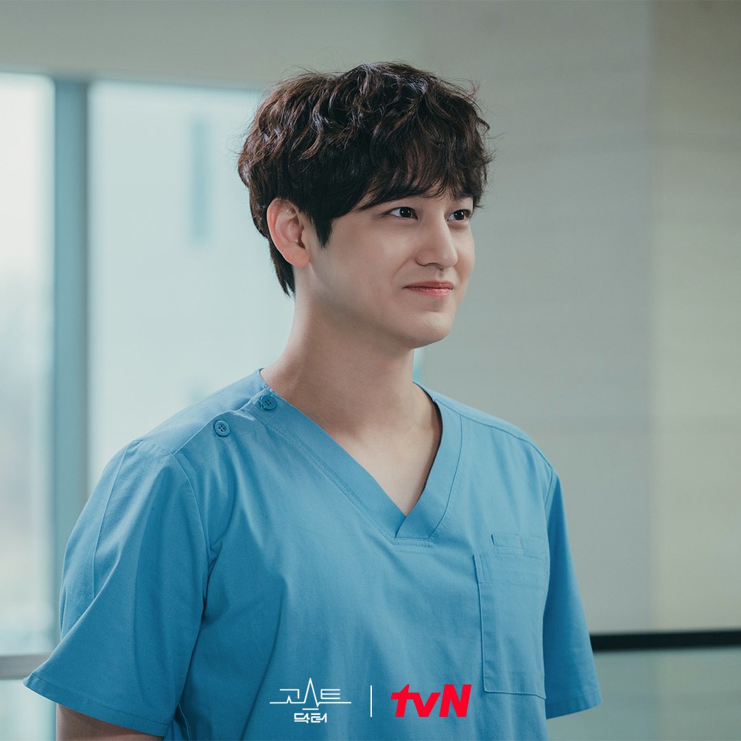 Доктор призрак дорама. Призрачный доктор дорама 2022. Корейская дорама призрачный доктор. Ен мин и сын так. Ен мин и сын так.