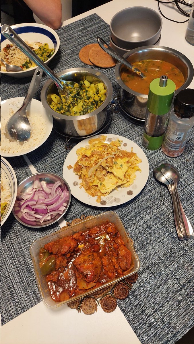 rekasg's tweet photo. Tonight's duo efforts: satisfying dinner for a chilly night, ending with finger lickings and plate slurpings 🥰 
Disclaimer: chicken not homecooked https://t.co/seBkPPyzKO
