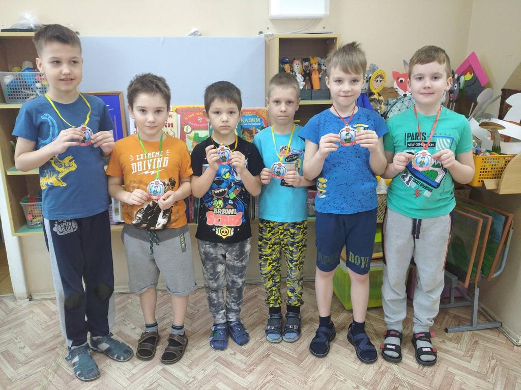 mikhal200401's tweet photo. Девочки поздравили мальчиков с праздником- они наши будущие защитники. Не только медали им вручили, но и нарисовали рисунки. А мальчики, как настоящие мужчины, не остались в стороне и сделали ответный подарок девочкам. 
#Детскийсад16 
#Буратино 
#Знайки https://t.co/GGwnM3SeiD