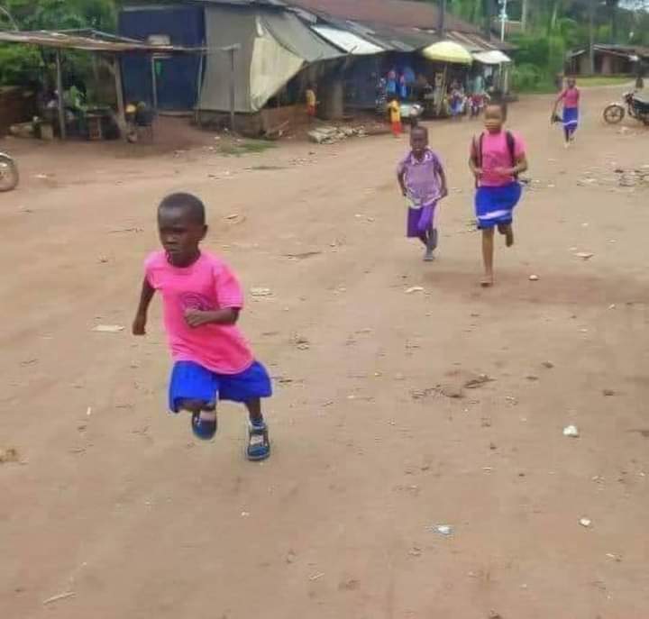 otizehh's tweet photo. When you heard that the last to reach home is a fool 🏃🏾‍♂️ 🤣
#otizehh
#EndSARS #AshewoSpace #ProjectTwo #PresidentialAddress3 https://t.co/rSnM0vwbzW