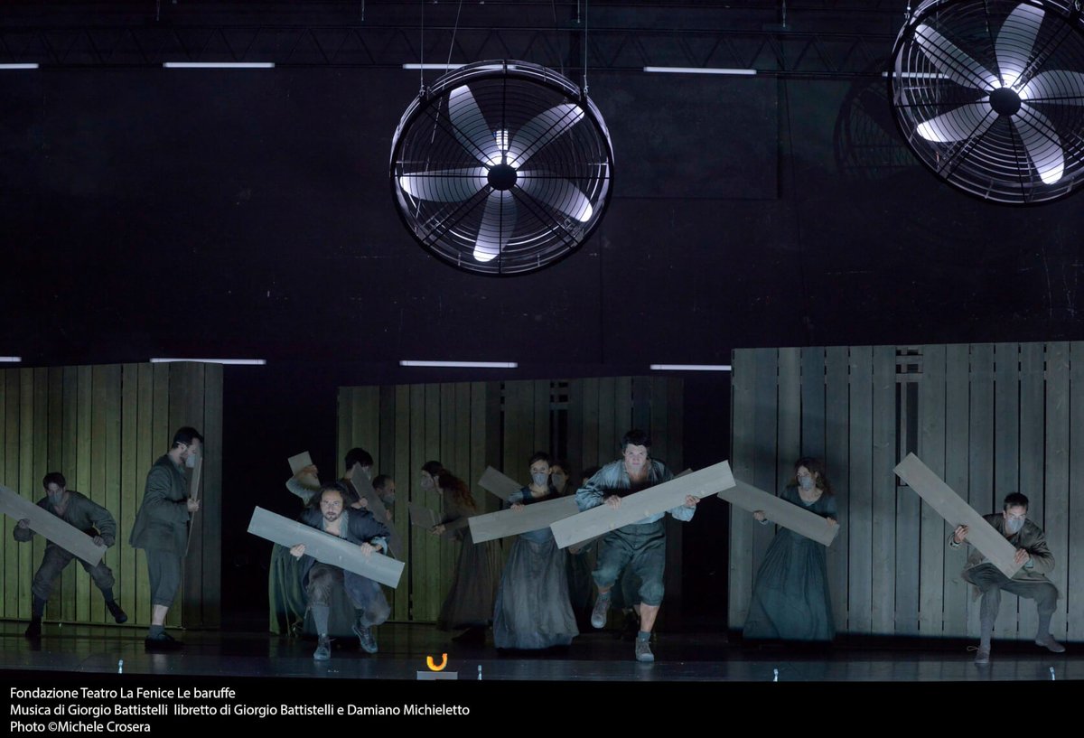 Commissionata dal <a href="/teatrolafenice/">Teatro La Fenice</a> e liberamente tratta da #Goldoni, #LeBaruffe di #Battistelli debutta stasera.

La regia è a cura di #DamianoMichieletto e le scene di #PaoloFantin.

Con #MarcelloNardis e #LeonardoCortellazzi. In diretta dalle 19
youtube.com/watch?v=OVIfmN…