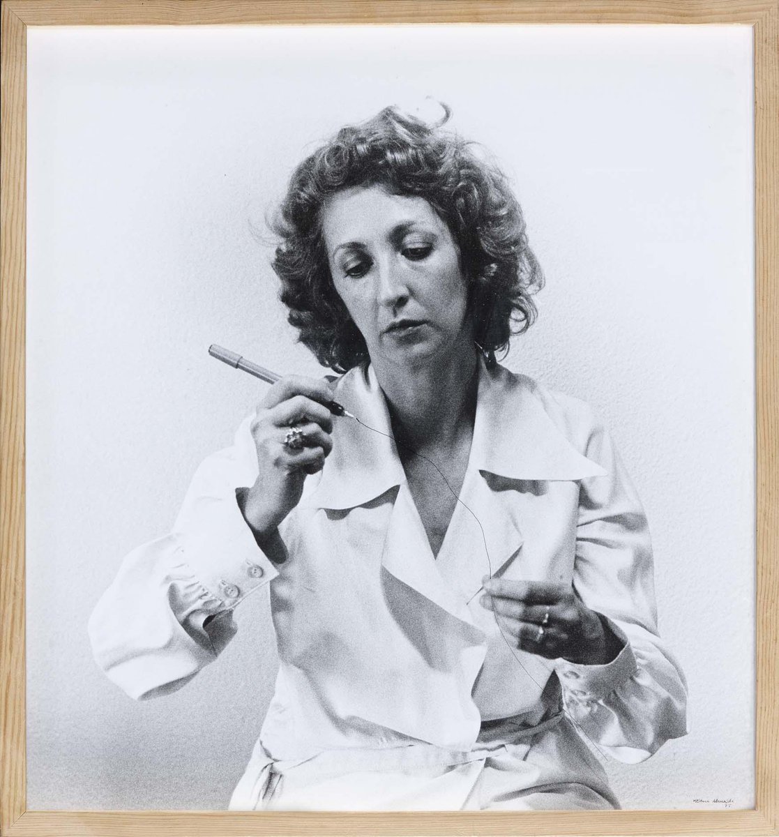 museoreinasofia's tweet photo. #DespiertaConArte Como rasgo característico de sus obras, Helena Almeida utiliza su cuerpo como objeto, sujeto y herramienta de trabajo. En "Desenho habitado" evoluciona en la experimentación con el medio material realizando dibujos con hilo de crin encima del papel fotográfico https://t.co/dCK7VyWfD6