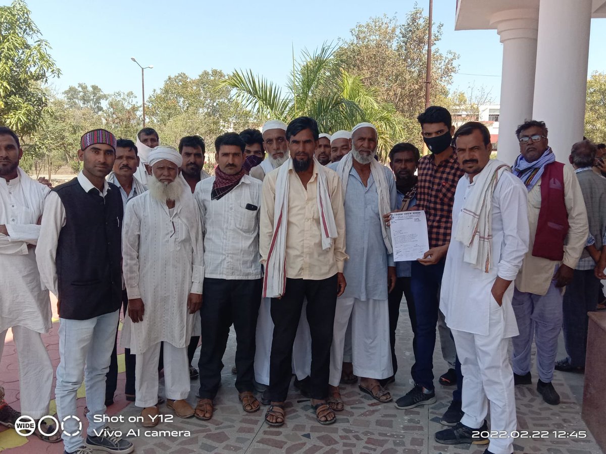 KisanSwaraj_'s tweet photo. आष्टा तहसील के गांव मानीरामपुरा, आमखेड़ी, बारखेड़ी, नोमानिया और झीखड़ी मेवती  में सोयाबीन फ़सल बीमा क्लेम 2020 नही मिला है। किसान स्वराज संगठन के आष्टा तहसील अध्यक्ष श्री शंकर पटेल जाट जी गांव के किसानों को साथ लेकर सीहोर कलेक्टर कार्यालय पहुंचे। https://t.co/skFWAe0PTj