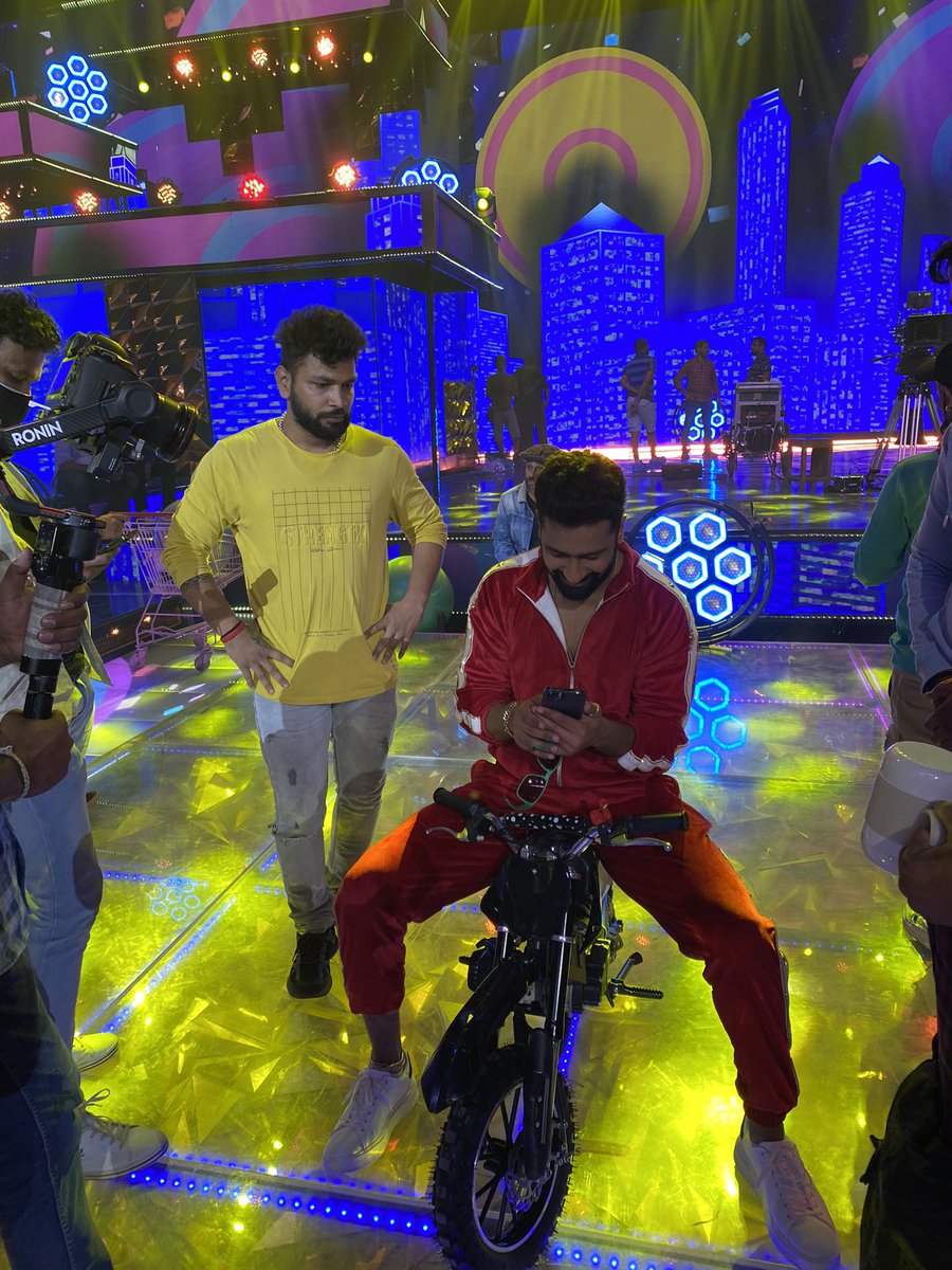 lifebehindcam's tweet photo. A great shoot day with @vickykaushal09 

#vicky #VickyKaushal #shoot #camera #cinema #awards #shooting #photography #dance https://t.co/vPL4iApmiC