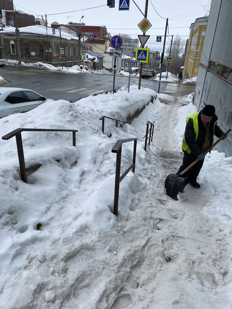 Дворник ООО «Экомед» расчищает лестницу от снега по ул. Комсомольской.<a href="/AdmSamRna/">Администрация Самарского внутригородского района</a> <a href="/rradyukov/">Роман Радюков</a>