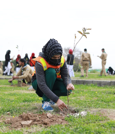 Nawaiwaqt_'s tweet image. نوجوان اسکاؤٹس نے آج وزیراعظم عمران خان کی موسم بہار کی شجر کاری مہم میں شرکت کرکے پاکستان سے محبت کا اظہار کیا۔

#Scouts #PMImranKhan #SpringPlantation #Plant4Pakistan @Scout_Pakistan  @MoIB_Official @GovtofPakistan @ImranKhanPTI @PakPMO 
@ClimateChangePK @zartajgulwazir