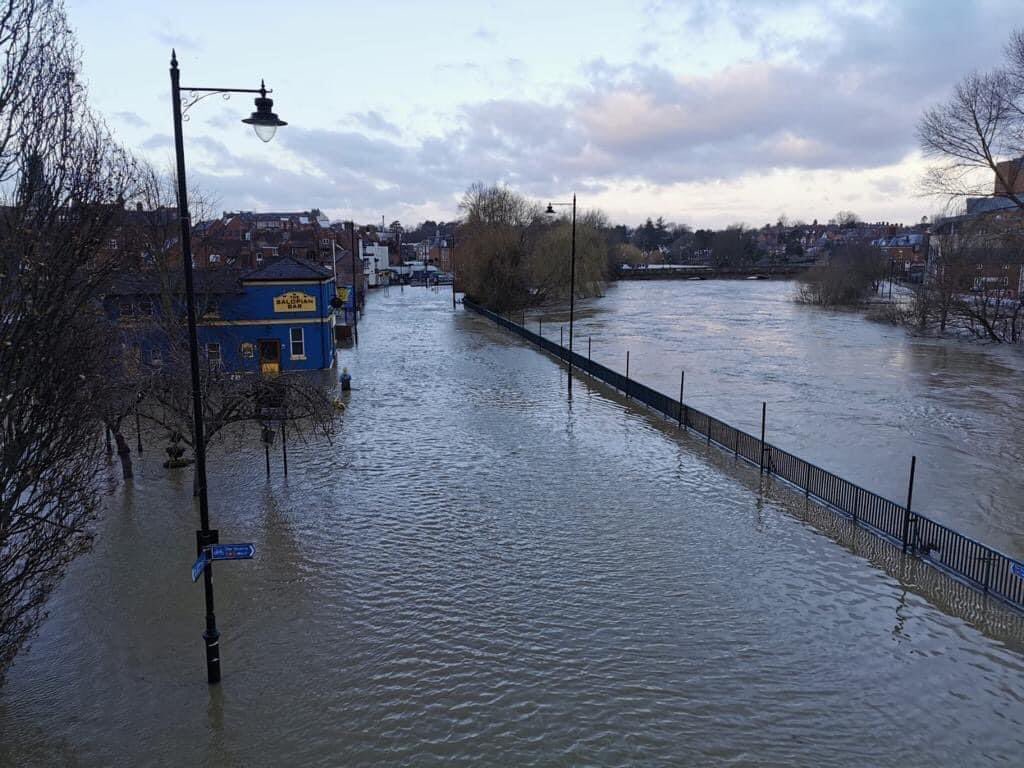 DaveThroup's tweet photo. Severn at #Shrewsbury close to peaking at 5.14m, making it 4th biggest flood ever recorded.

Beaten by

2000 - wettest Autumn on record since 1766
1946 - huge snow melt
1795 - the big one!

This was caused by 150mm of rain over 5 days in upland Wales

Time’s up! https://t.co/LN72dIuWvv