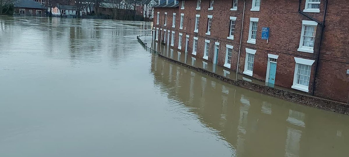DaveThroup's tweet photo. Severn at #Shrewsbury close to peaking at 5.14m, making it 4th biggest flood ever recorded.

Beaten by

2000 - wettest Autumn on record since 1766
1946 - huge snow melt
1795 - the big one!

This was caused by 150mm of rain over 5 days in upland Wales

Time’s up! https://t.co/LN72dIuWvv