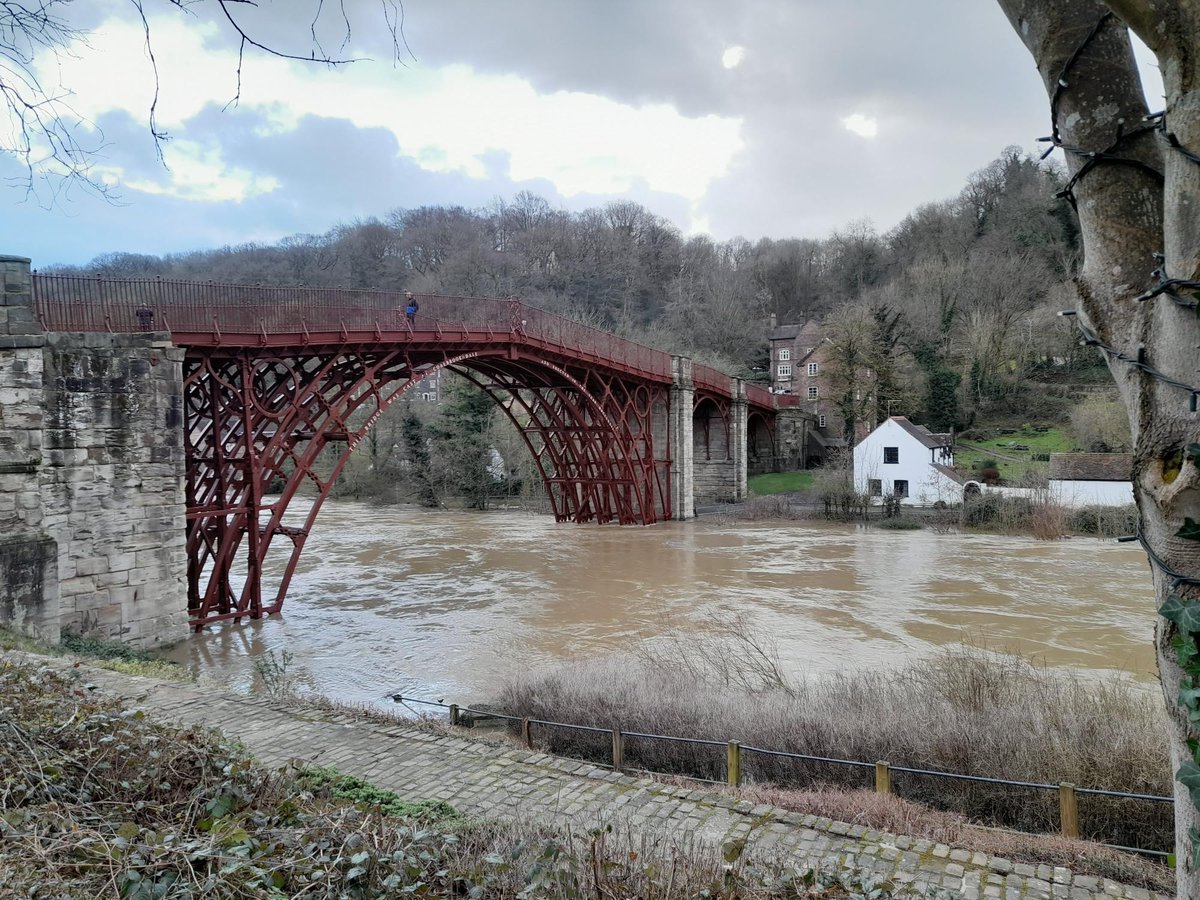 Wharfage closed at Ironbridge - The river has now reached 6.2 m and it’s no longer safe to go behind the flood barriers. The Wharfage is now closed to vehicles and pedestrians. Please stay away from the area and stay safe everyone. More here > orlo.uk/upNNM
