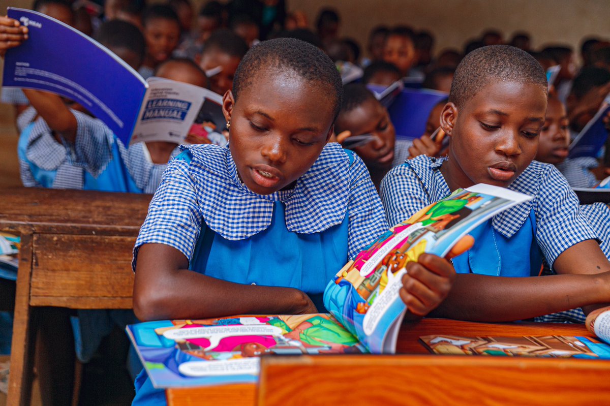 Areai4Africa's tweet photo. With the #DigitalLearningManual, students can:
๐ Learn about low-cost offline tools
โญ๏ธ Use low-cost offline tools when schools are closed
๐ Share this new-found knowledge with their friends
Download the e-copy in English, Yoruba & Hausa here:
https://t.co/Mcnl1LoJ1A https://t.co/ZkEPmK49rF