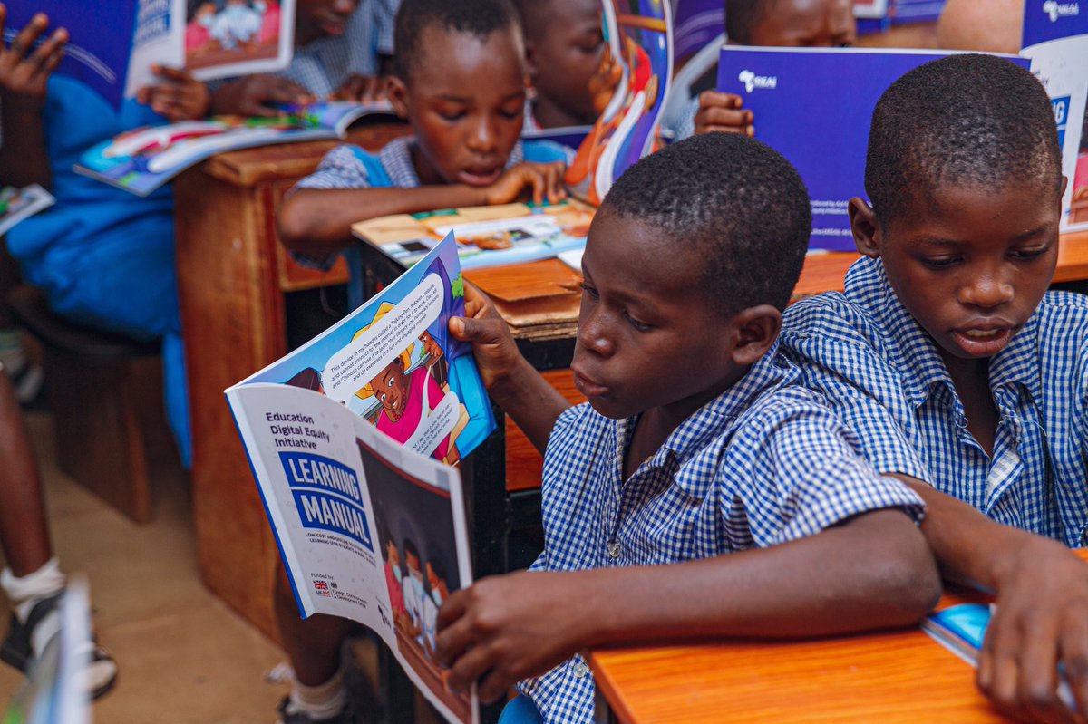Areai4Africa's tweet photo. With the #DigitalLearningManual, students can:
๐ Learn about low-cost offline tools
โญ๏ธ Use low-cost offline tools when schools are closed
๐ Share this new-found knowledge with their friends
Download the e-copy in English, Yoruba & Hausa here:
https://t.co/Mcnl1LoJ1A https://t.co/ZkEPmK49rF