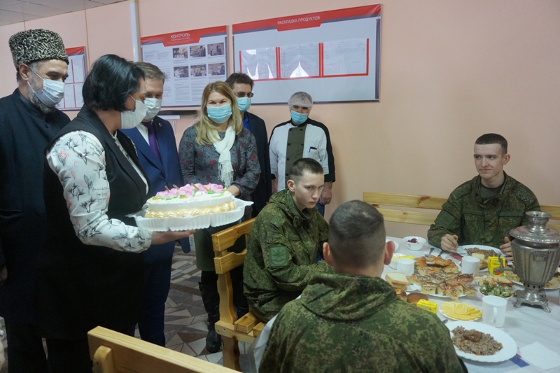 21 февраля 2022 г. в рамках выездного мероприятия «В Армию – на день!» члены ОП СО посетили воинскую часть 2-й гвардейской общевойсковой Краснознаменной армии, которая дислоцируется в поселке Кряж г. Самара. Подробнее: op63.ru/index.php?opti… #ОП #армия #общественныйконтроль #СО