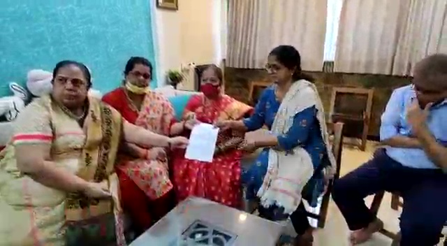 ANI's tweet photo. Mumbai Mayor Kishori Pednekar met family of Disha Salian, ex-manager of actor Sushant Singh Rajput today. 2 members of State Women Commission also present. Salian's mother gave a letter to Commission demanding that her daughter be not defamed by political leaders after her death. https://t.co/eAd5xULEtk