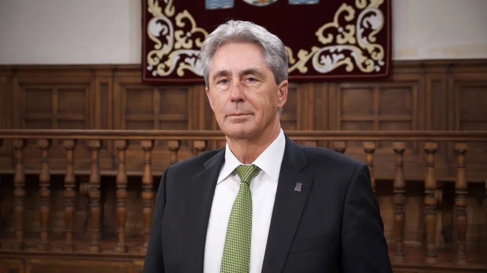 garciapage's tweet photo. La Universidad de Alcalá merece un investigador de la talla de @JVSazUAH por su labor y grandes méritos en el ámbito científico.
Mucha suerte durante la campaña. Deseo sinceramente que continúes como rector de esta universidad. https://t.co/6oXH4hqLop