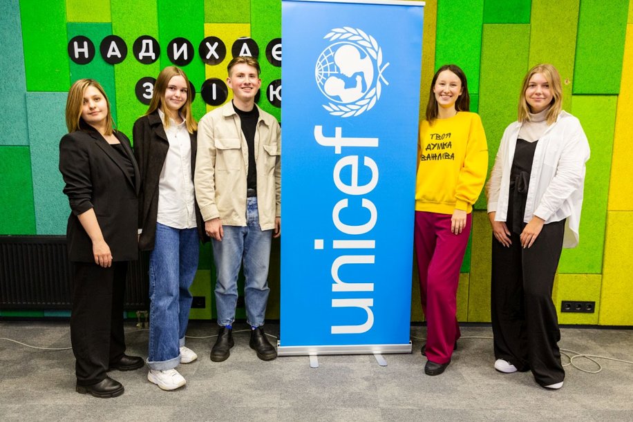 UNICEF_UA's tweet photo. Yesterday, @UReportUkraine volunteers joined a public discussion “Dialogue with youth” organized by @teenergizer with support of UNICEF. “It was essential for me to meet a community of activists &amp; opinion leaders for improving #youth #mentalhealth”, says #volunteer Liza Zelenko https://t.co/z8w8VW6Lpg