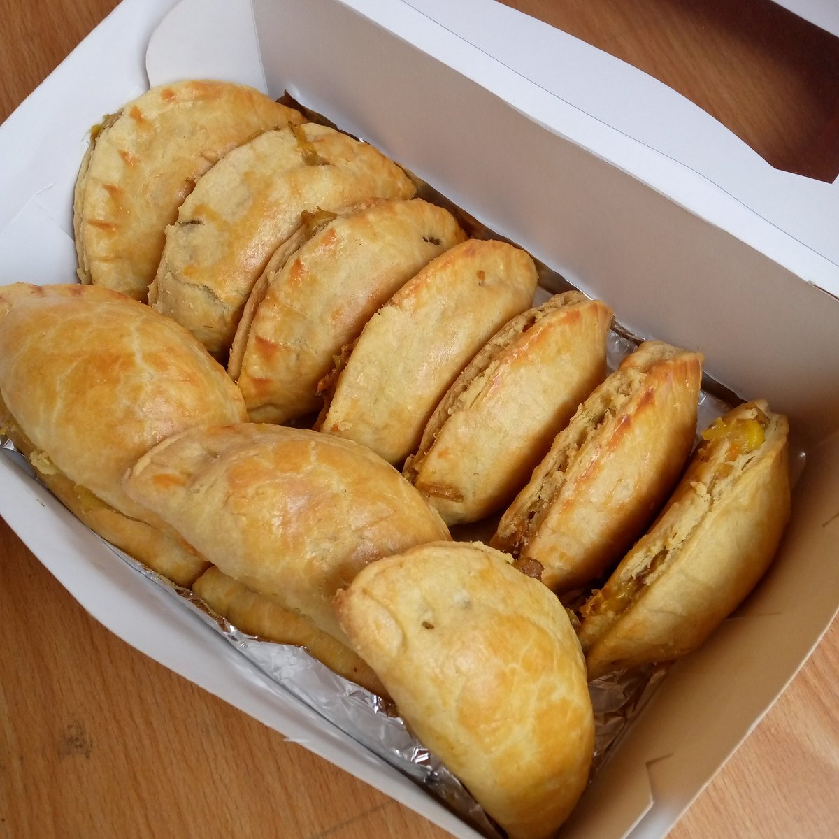 _allcakesnmore's tweet image. Flakky crust, juicy beef filling and taste sooo good. You can't stop a bit. Available on everyday on preorder.
Are you in abuleegba and it's environment? Let's be your plug. We deliver anywhere in lagos

#freshlymade
#nigeriameatpie
#pastrybox
"Abule Egba"Speedy