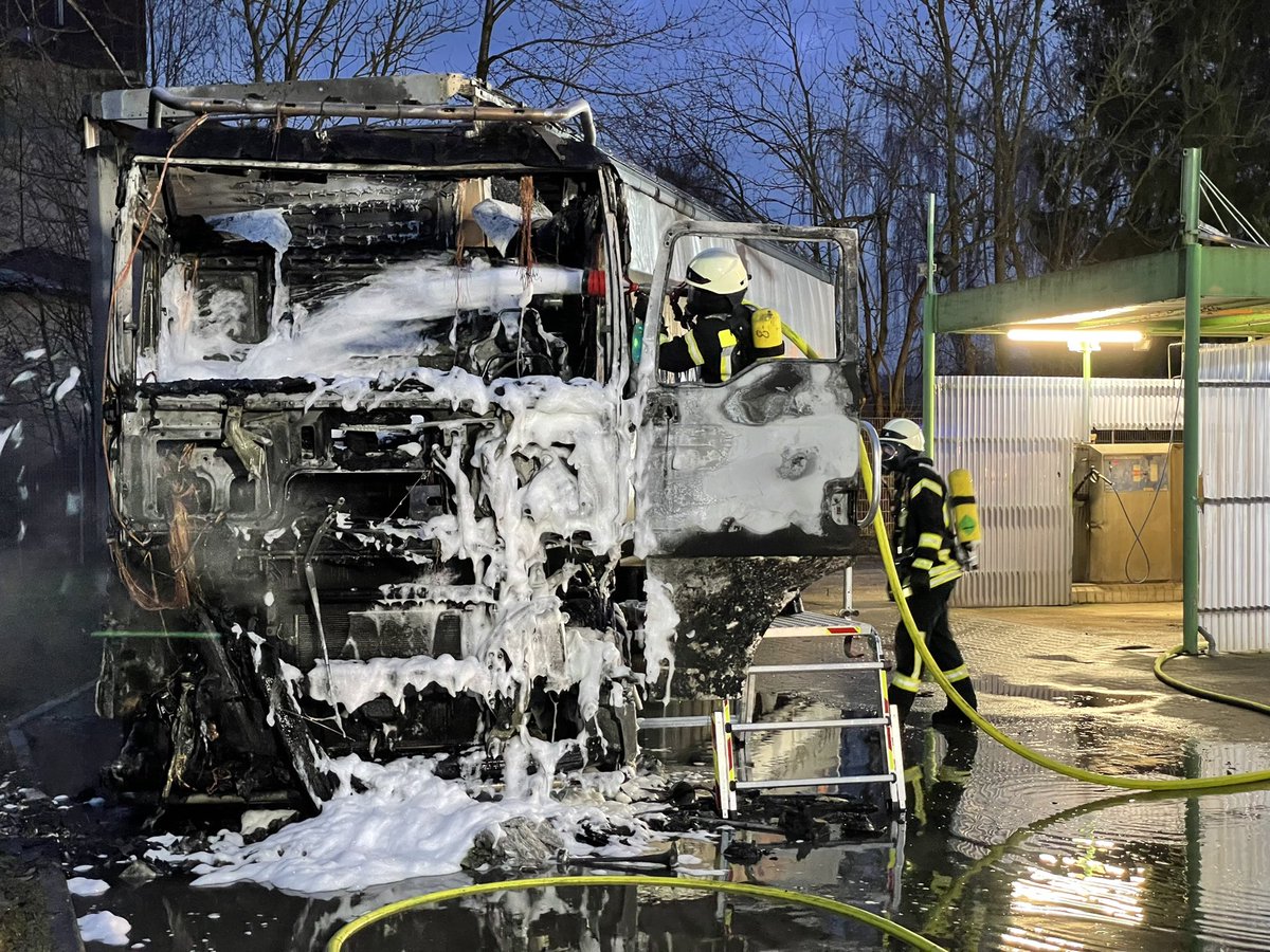kfvnortheim's tweet photo. Zugmaschine von #LKW geht in #Kalefeld in Flammen auf. #Feuerwehr war im #Einsatz. Mehr in Kürze – wir arbeiten an der #PM für die #Medien. Foto: Mennecke/Kreisfeuerwehr https://t.co/C0yWHakiip