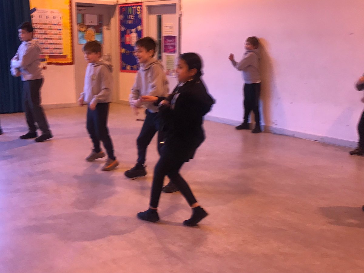 gylemuirprimary's tweet photo. P4a showing great enthusiasm during the dance taster session. #tryingnewthings #simonsaysdance https://t.co/jpvy2BOkyw