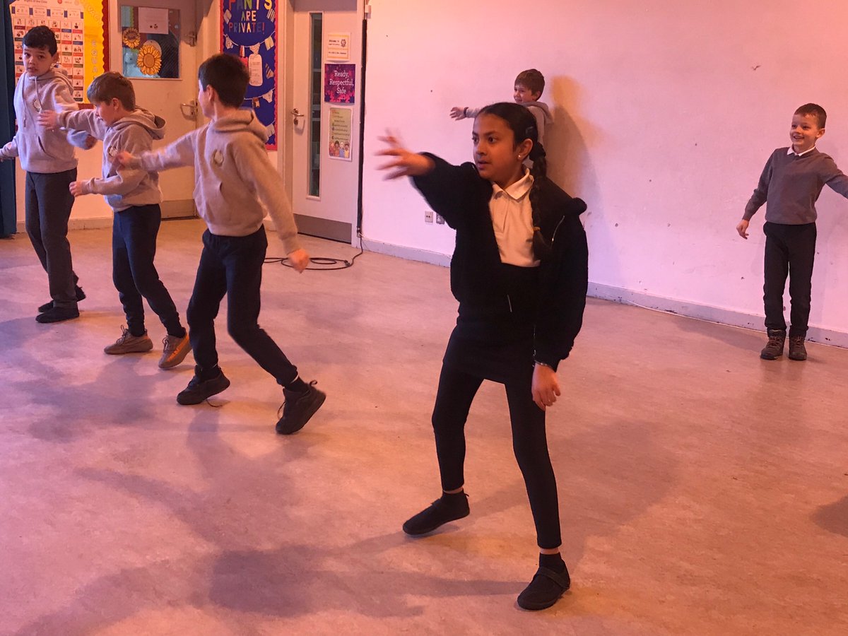 gylemuirprimary's tweet photo. P4a showing great enthusiasm during the dance taster session. #tryingnewthings #simonsaysdance https://t.co/jpvy2BOkyw