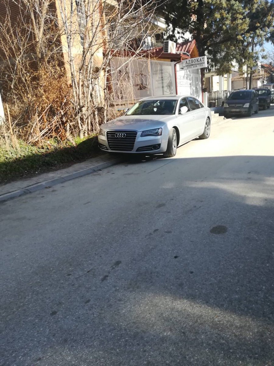 Партиски Началник од Прилеп, вози кола од 40000 евра без регистарски ознаки, нерегистриран ( фалц) паркиран е на тротар пред полициска станица, загрозува пешаци.
 @ОливерСпасовски ја примил порака 😭🤣😂😂