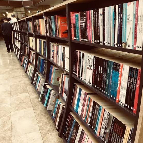 tbkitabevleri's tweet photo. "Gebze için bulunmaz bir nimet" demiş takipçimiz. Aradığınız bir kitap mı var! Burada mutlaka vardır...
Ayrıca müdavimlerinin kendini özel hissettiği hakikaten özel bir kafe hizmeti de var... 
Teşekkürler @gebzekitapfuari 
#TürkiyeninBağımsızKitabevleri https://t.co/RBiLmaI1uR