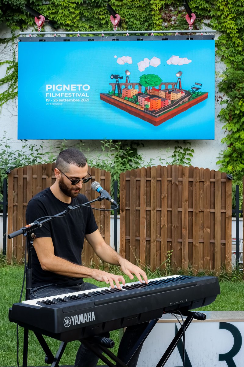 Voglia di musica  e maniche corte 
live di Marco Guazzone per la presentazione del libro di Mattia Zecca "lo capisce anche un bambino"#pigneto #roma #festival