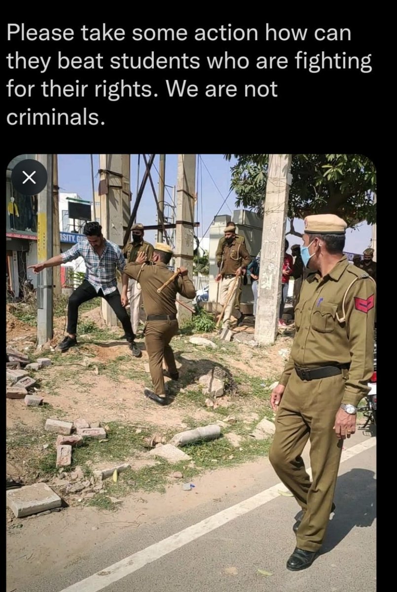 _be_urself_16's tweet photo. How can police beat students they are just asking for their rights 😶#hakkelieldaaai
@mlkhattar @narendramodi @dpradhanbjp @gurugramuniver1 https://t.co/hBtIYYuaTc